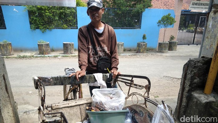 Misyono, penjual jajanan tradisional di Cirebon.