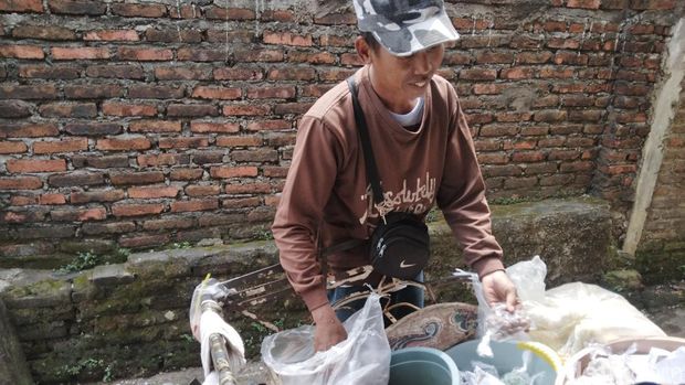Misyono, penjual jajanan tradisional di Cirebon.
