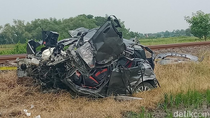 Mobil Etios yang tertabrak kereta di di Desa Boto, Kecamatan Wonosari, Klaten, Rabu (1/5/2024).