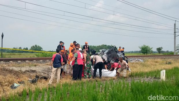 Mobil Etios yang tertabrak kereta di di Desa Boto, Kecamatan Wonosari, Klaten, Rabu (1/5/2024).