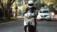 Selain itu permainan parts modifikasi lainnya juga menambah kesan stylish seperti penggunaan spion bundar, front rack dan wheel dop yang memberikan kesan sleek dan clean. Foto: Dok. Yamaha Indonesia Motor Manufacturing (YIMM)