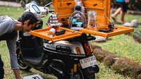 Selain bikin tampilan motor semakin stylish berkat tampilan ala skutik cargo, box ini juga dapat berfungsi membawa berbagai macam barang perlengkapan coffe shop. Foto: Dok. Yamaha Indonesia Motor Manufacturing (YIMM)