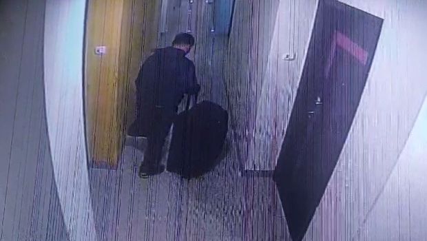 Momen pelaku pembunuh wanita keluarkan koper hitam di hotel Bandung. (Dok. istimewa)
