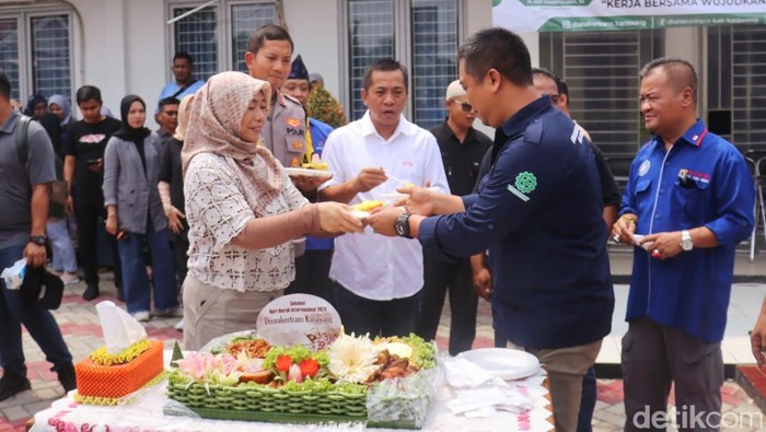 Momen potong tumpeng dalam peringatan Mayday di Disnakertrans Karawang