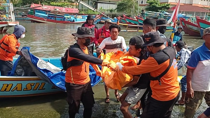 Tim SAR gabungan mengevakuasi jasad nelayan yang hilang usai kapalnya dihantam ombak besar di perairan selatan Pulau Nusakambangan, Kabupaten Cilacap, Rabu (1/5/2024).