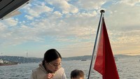 Saat liburan ke luar negeri, baby Issa juga diajak oleh Nikita dan Indra. Begini aktivitas mereka di sebuah kapal sambil menikmati camilan. Foto: Instagram @nikitawillyofficial94