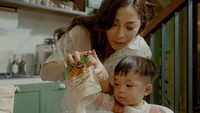 Baby Issa juga terlihat menggemaskan ketika membantu Nikita Willy membuat pancake. Ini potret keduanya, foodies! Foto: Instagram @nikitawillyofficial94
