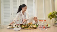 Momen menggemaskan antara Nikita dan baby Issa kerap terlihat dibagikan ke akun Instagram miliknya. Seperti momen Nikita menyiapkan makanan yang di sampingnya ada baby Issa sedang makan. Foto: Instagram @nikitawillyofficial94