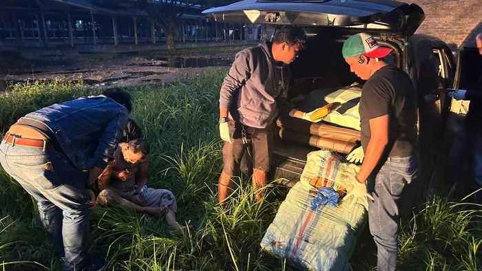 Oknum polisi berinisial A saat dibekuk BNNP Sumbar. (dok. BNNP Sumbar)