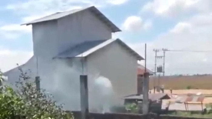 Pabrik penggilingan padi di Pinrang yang dikeluhkan dampak debu ampas padi yang beterbangan masuk ke rumah warga.