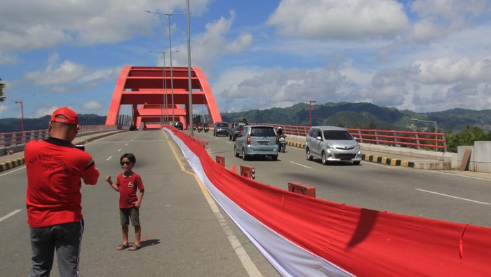 Pembentangan Bendera Merah Putih di Kota Jayapura Siswa SMP membentangkan Bendera Merah Putih di Jembatan Youtefa Holtekamp, Kota Jayapura, Papua, Rabu (1/5/2024). Pembetangan Bendera Merah Putih sepanjang 11.000 meter itu dalam rangka memperingati Hari Pembebasan Irian Barat atau Hari Integrasi Papua ke Indonesia. ANTARA FOTO/Gusti Tanati/tom.