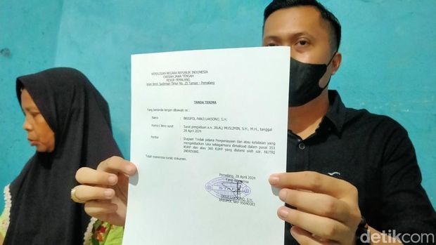 Jimmy Muslimin, kuasa hukum orang tua DI, gadis yang diduga dianiaya saat jalani pengobatan untuk gangguan jiwanya di Pemalang, menunjukkan bukti laporan pada Rabu (1/5/2024).
