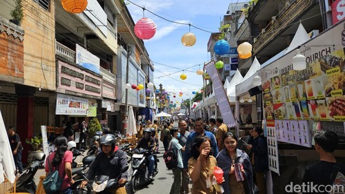 Pengunjung memadati area UMKM dalam ajang Festival Semarapura 2024 di Kabupaten Klungkung, Bali, Rabu (1/5/2024). (Foro: Putu Krista/detikBali)