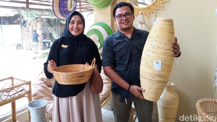 Pengusaha rotan di Kabupaten Cirebon, Fera (kiri) bersama suami (kanan).