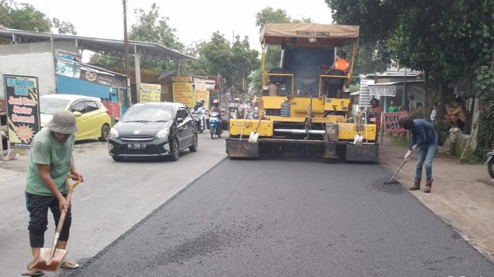 Perbaikan jalan di Blitar
