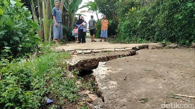 Pergerakan Tanah di Desa Jatisari Kecamatan Bojongpicung