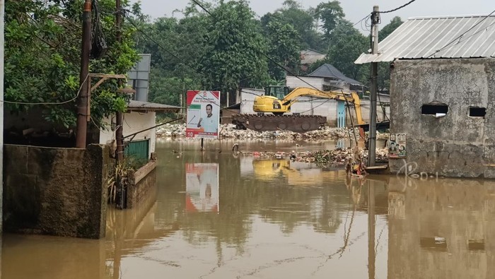 5 Bulan Banjir Tak Surut, Akses Jalan Bulak Barat-Pasir Putih Depok Terputus
