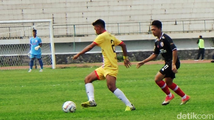 Pertandingan Liga 3 Nasional Grup C Persika 1951 (hitam) vs PS Boalemo (Kuning) di Stadion Singaperbangsa Karawang