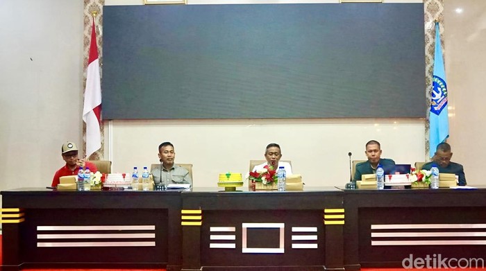 Pj Bupati Bone Andi Islamuddin memimpin rapat persiapan Porkab Bone.
