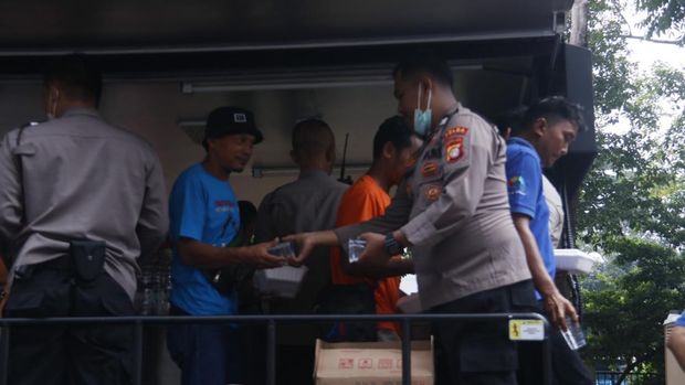Polda Metro Jaya menggelar bakti kesehatan gratis dan mendirikan dapur umum di GBK, dalam rangka hari buruh.