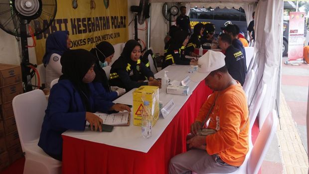 Polda Metro Jaya menggelar bakti kesehatan gratis dan mendirikan dapur umum di GBK, dalam rangka hari buruh.