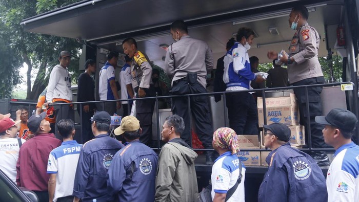 Polda Metro Jaya menggelar bakti kesehatan gratis dan mendirikan dapur umum di GBK, dalam rangka hari buruh.