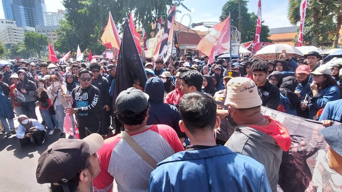 Polisi Amankan 10 Anarko saat Menyelinap Ikut Aksi May Day di Surabaya