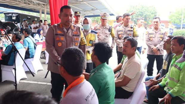 Polresta Bandara Soekarno-Hatta (Soetta) membagikan ratusan paket sembako kepada pekerja diarea Kargo Bandara Soekarno-Hatta di momen peringatan May Day (dok. istimewa)
