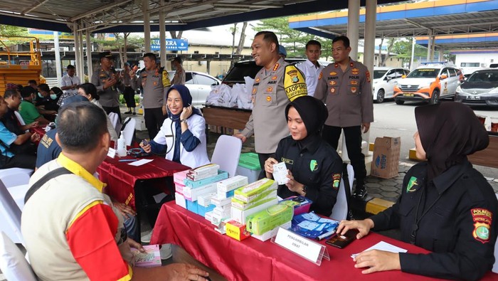 Polresta Bandara Soekarno-Hatta (Soetta) membagikan ratusan paket sembako kepada pekerja diarea Kargo Bandara Soekarno-Hatta di momen peringatan May Day (dok. istimewa)