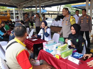 Polres Soetta Bagikan Sembako ke Buruh di Hari Peringatan May Day