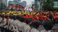 Polisi wanita turut diturunkan.