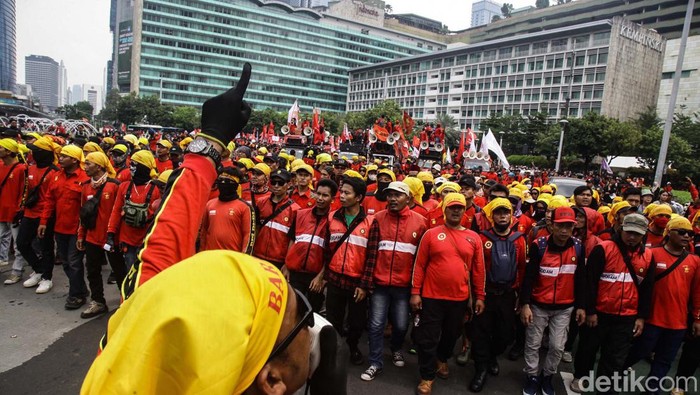 Potret Buruh Penuhi Bundaran HI pada May Day 2024 Ribuan buruh memperingati May Day 2024. Mereka menyanggupi area Bundaran Hotel Indonesia (HI), Jl MH Thamrin, Jakarta, Rabu (1/5/2024).