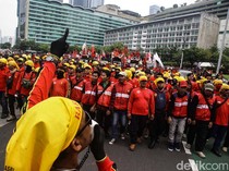 Potret Buruh Penuhi Bundaran HI pada May Day 2024