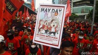 Massa datang dengan membawa berbagai poster.