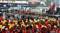 Ribuan buruh dari berbagai elemen organisasi melakukan aksi unjuk rasa di Bundaran Hotel Indonesia (HI), Jl MH Thamrin, Jakarta, Rabu (1/5/2024).