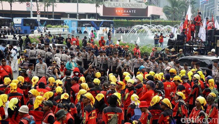 Potret Buruh Penuhi Bundaran HI pada May Day 2024 Ribuan buruh memperingati May Day 2024. Mereka memenuhi area Bundaran Hotel Indonesia (HI), Jl MH Thamrin, Jakarta, Rabu (1/5/2024).