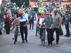 Gaya Jokowi Bersepeda Keliling Mataram Bareng Mentan Andi Amran