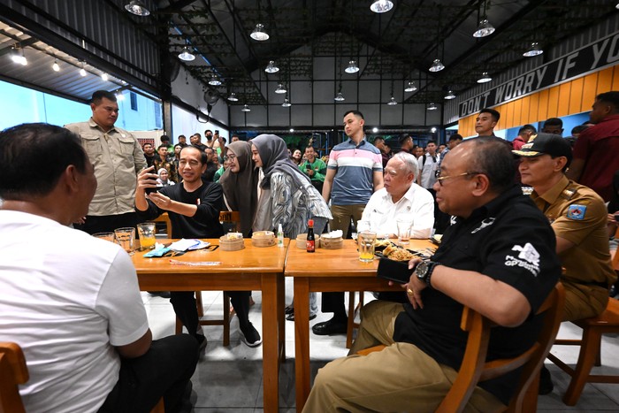 Presiden Joko Widodo (Jokowi) santap makan malam di Mie Gacoan Kota Mataram, NTB