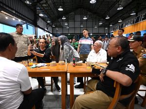 Jokowi Makan Mie Gacoan hingga Ayu Ting Ting Mukbang Nasi Padang