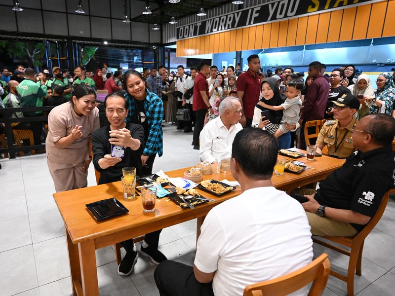 Presiden Joko Widodo (Jokowi) santap makan malam di Mie Gacoan Kota Mataram, NTB