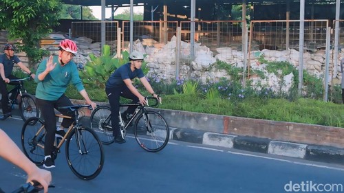Presiden Jokowi bersepeda keliling Mataram, NTB.