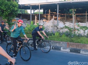 Momen Jokowi Bersepeda Keliling Mataram