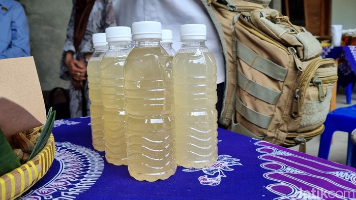 Proses pembuatan legen dari nira yang didihkan di Butuh, Triwidadi, Pajangan, Bantul.