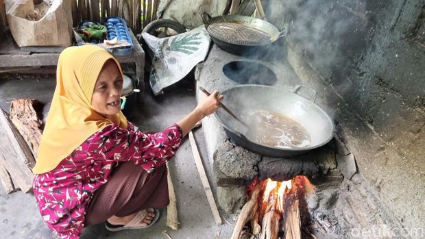 Proses pembuatan legen dari nira yang didihkan di Butuh, Triwidadi, Pajangan, Bantul.