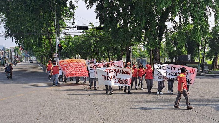 Puluhan karyawan Shell menggelar demonstrasi di sekitar Makam Pahlawan, Jalan Sisingamangaraja, Kota Medan. (Istimewa).