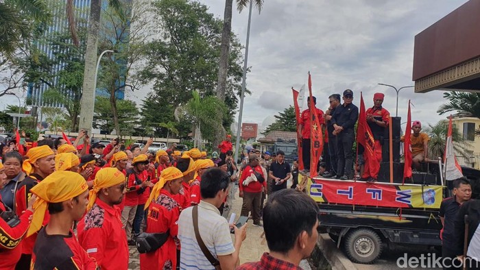 Ratusan buruh gelar aksi damai di halaman DPRD Sumsel