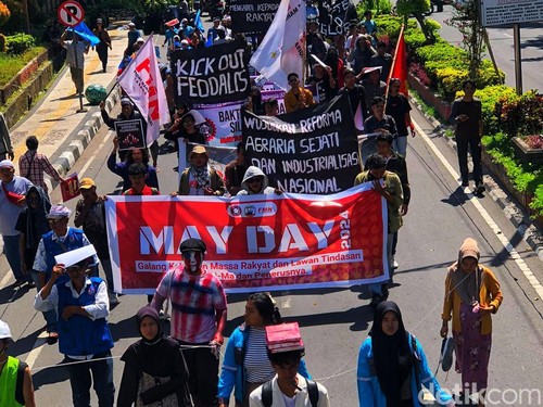 Ratusan massa menggelar demonstrasi Hari Buruh Internasional atau May Day di depan Gedung DPRD Nusa Tenggara Barat (NTB) dan Kantor Gubernur NTB, Rabu (1/5/2024). (Foto: Ahmad Viqi/detikBali)