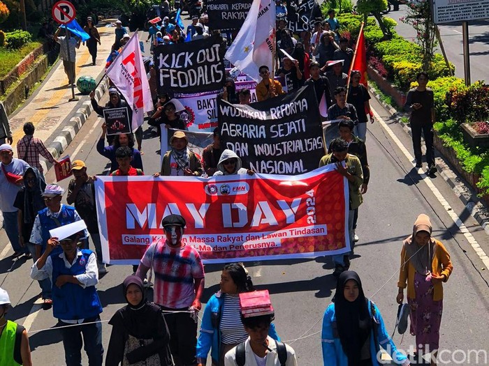 Ratusan massa menggelar demonstrasi Hari Buruh Internasional atau May Day di depan Gedung DPRD Nusa Tenggara Barat (NTB) dan Kantor Gubernur NTB, Rabu (1/5/2024). (Foto: Ahmad Viqi/detikBali)
