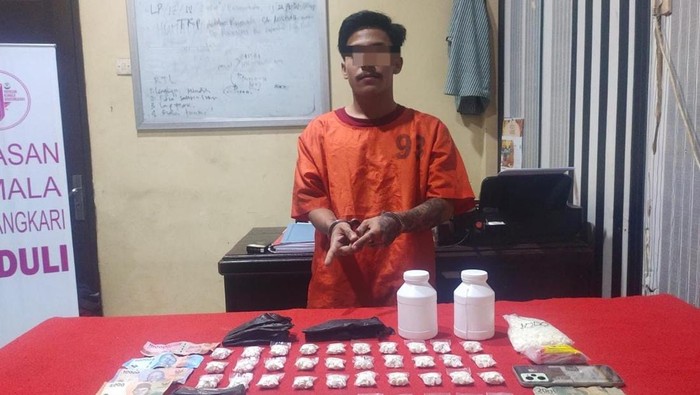 Remaja pengedar pil koplo di Probolinggo saat diamankan bersama barang bukti