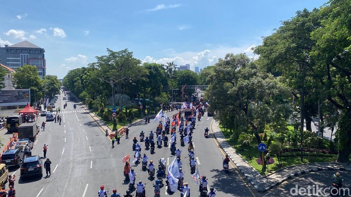Ribuan buruh bergerak ke tengah kota